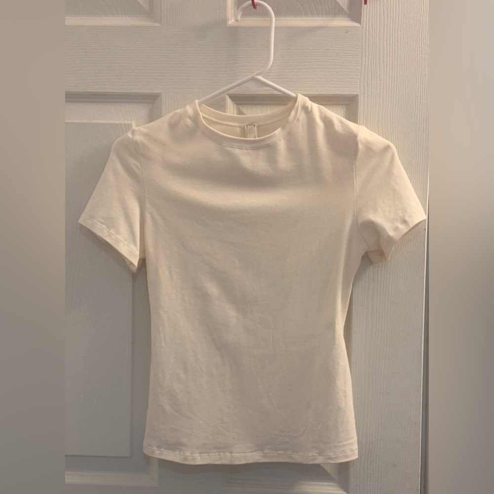 SKIMS Cotton Jersey Crew Neck Short Sleeve T-Shirt in Bone size medium - Picture 3 of 10